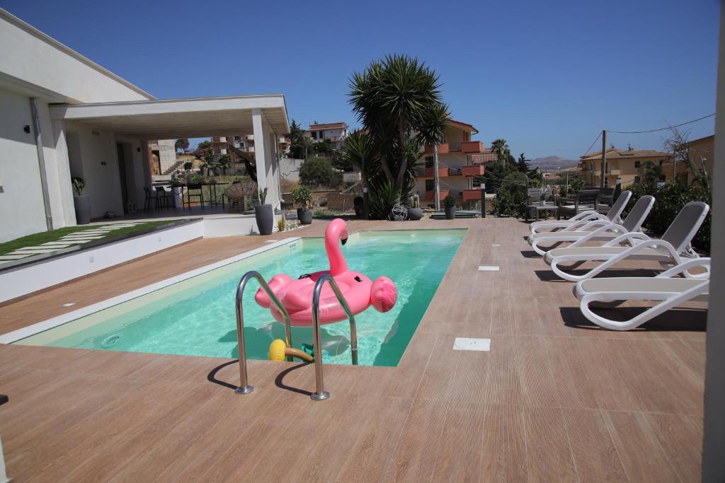 Piscina vista giardino con fenicottero gonfiabile