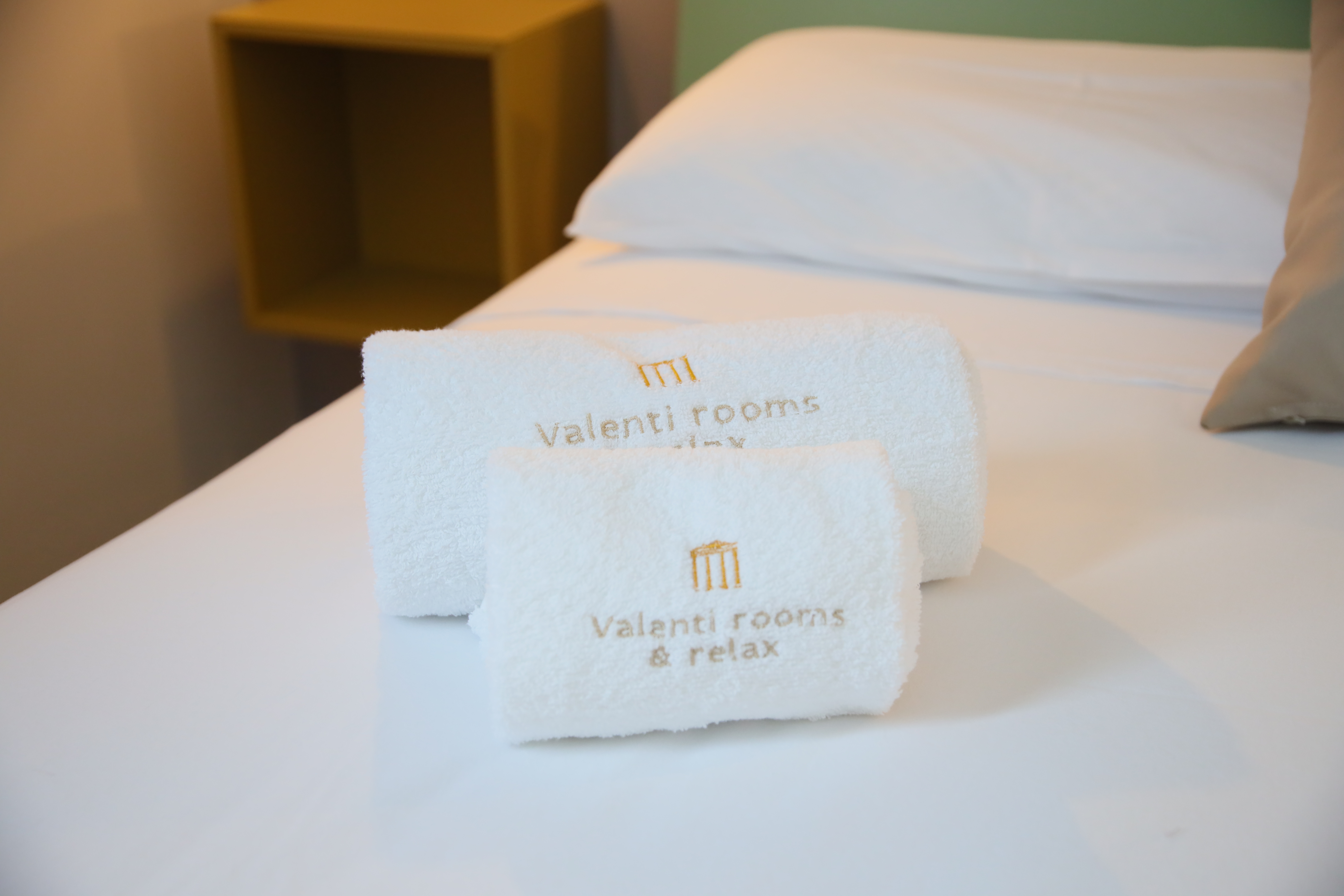 Dettaglio asciugamani Valenti Rooms & Relax sul letto