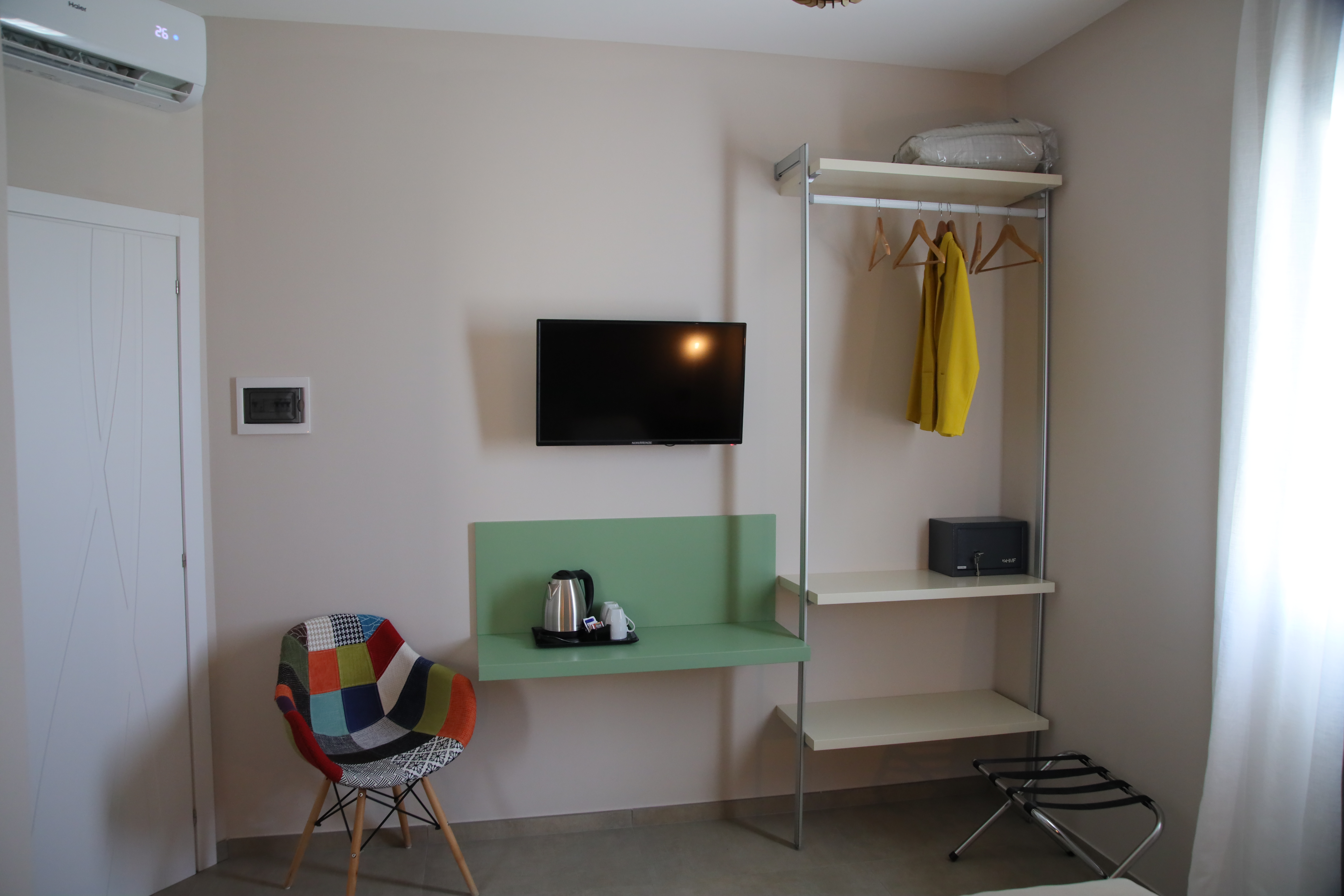 Angolo armadio, TV e cassaforte in camera
