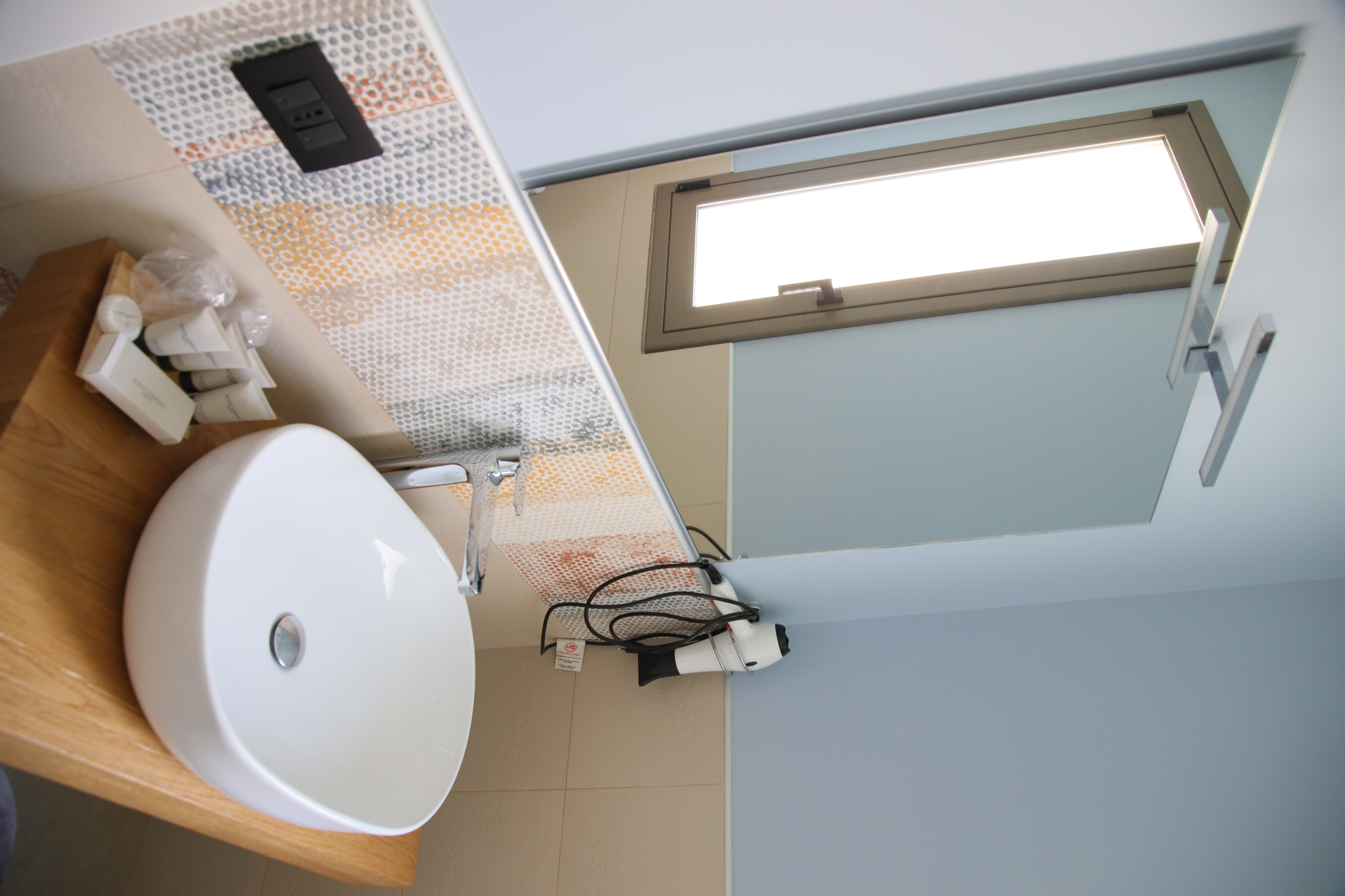 Bagno con lavabo d'appoggio e pareti azzurre
