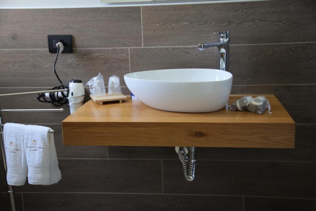 Bagno con lavabo in legno e asciugamani