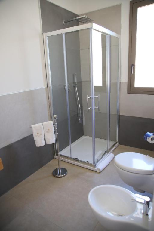 Bagno con box doccia e toni grigi