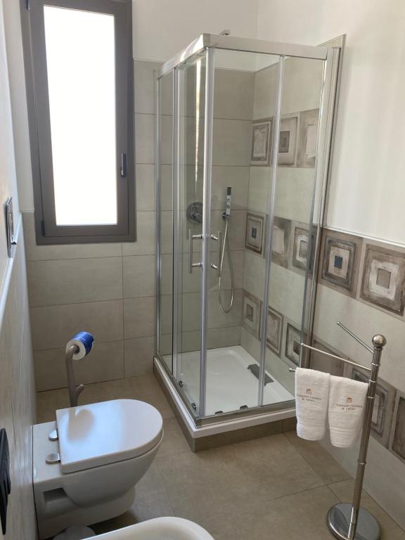 Bagno con box doccia e toni beige