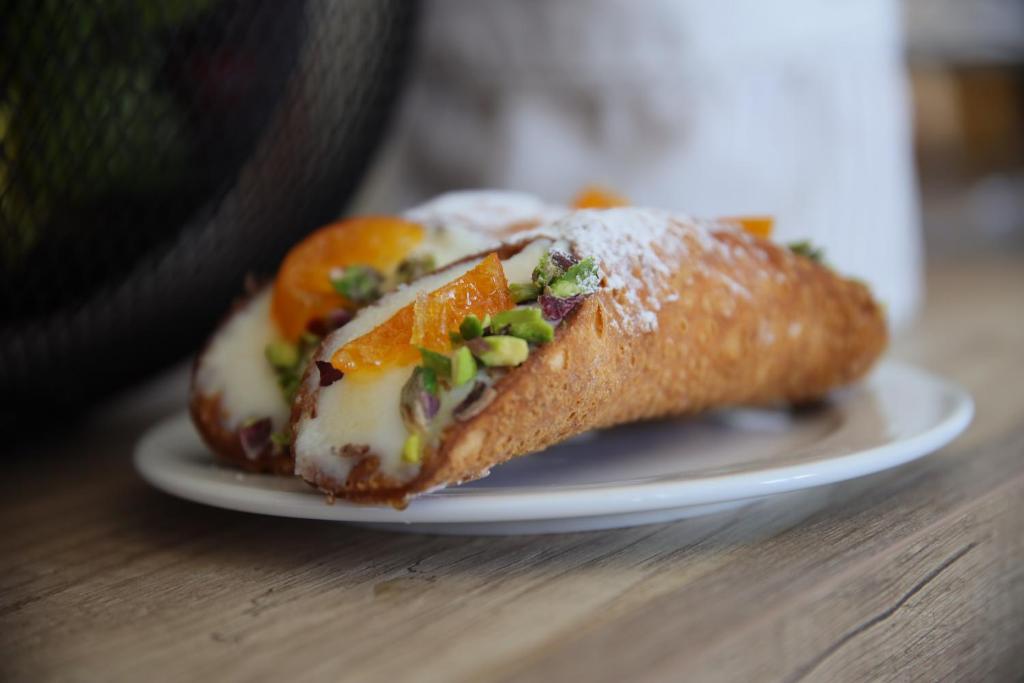 Cannolo siciliano servito a colazione