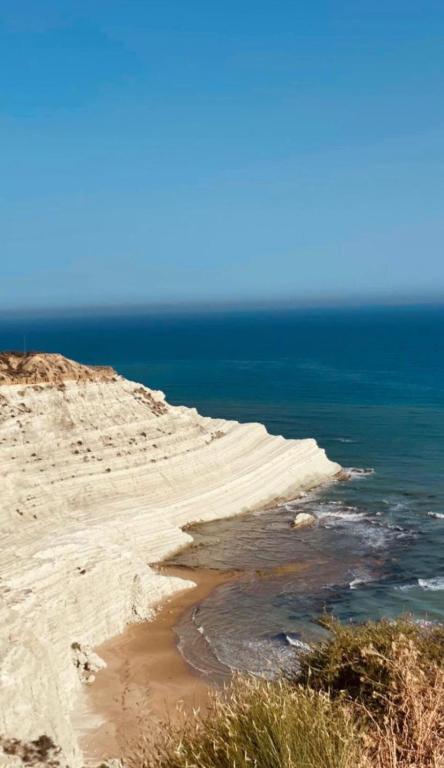 Scogliera bianca della Scala dei Turchi sul mare