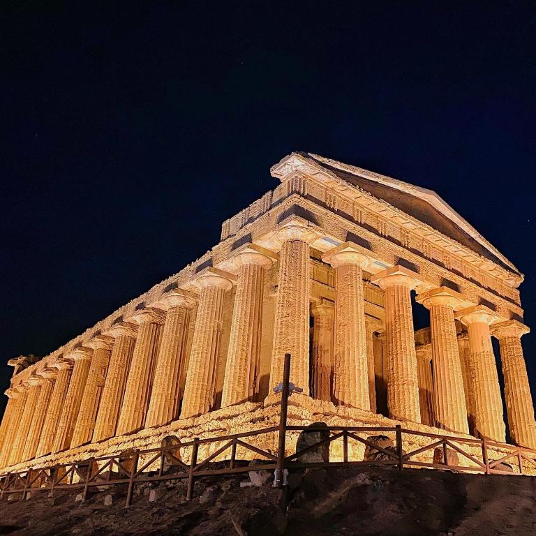 Tempio della Concordia illuminato di notte, Valle dei Templi