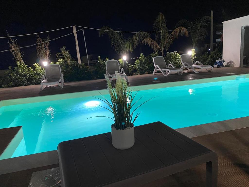 Piscina illuminata di notte