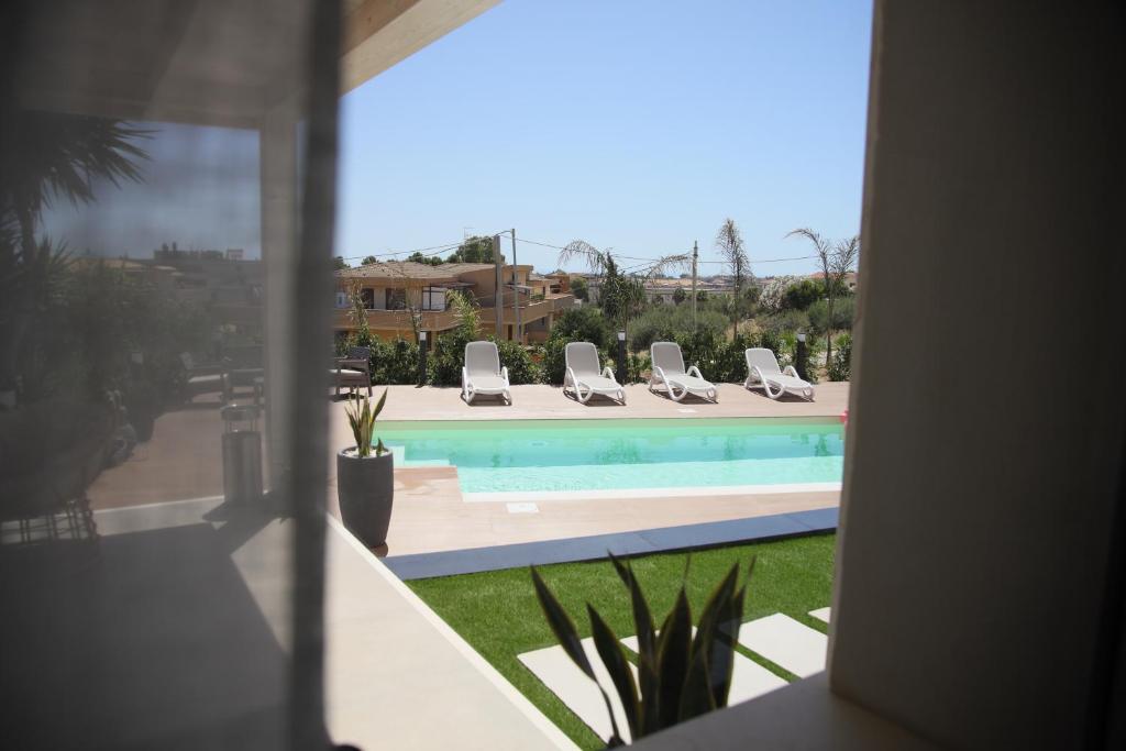 Vista della piscina con lettini dalla terrazza